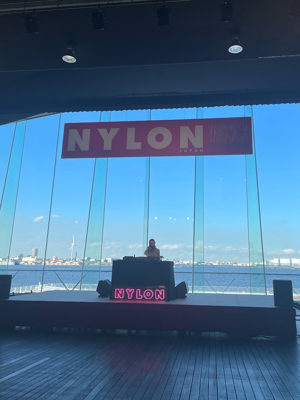 ブラック系のシャツ/ブラウス、ピンク系のショルダーバッグ、ブラック系のバレエシューズを着用したレディースの秋コーディネートの4枚目の写真