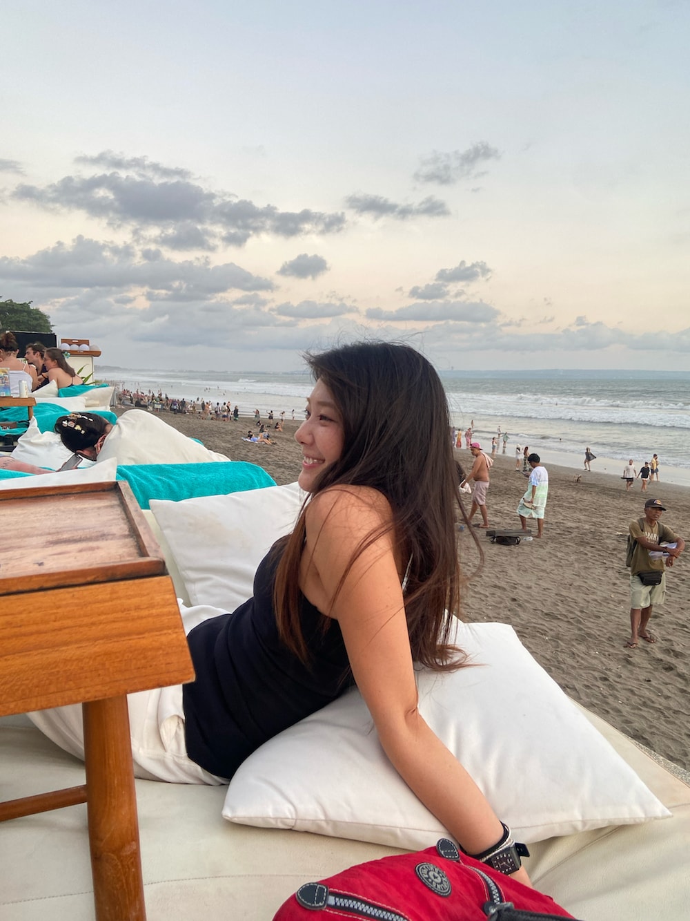 レッド系のバッグを着用したレディースの夏コーディネートの5枚目の写真