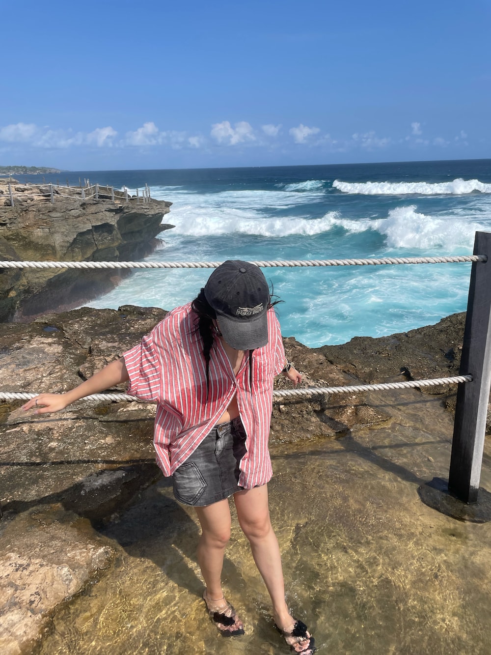 レッド系のバッグを着用したレディースの夏コーディネートの2枚目の写真