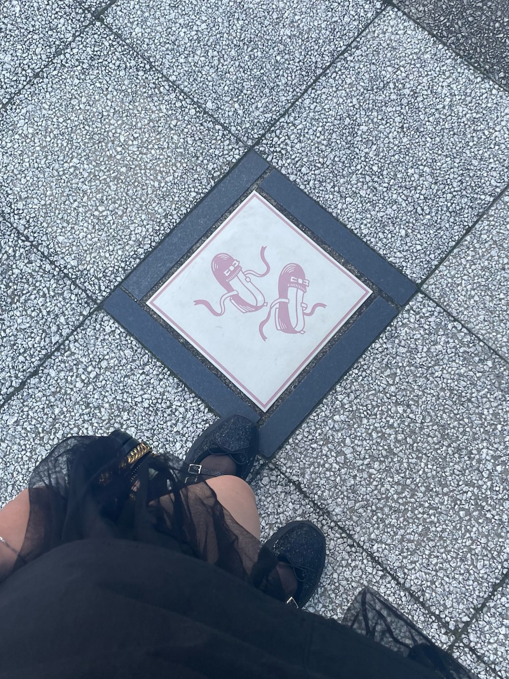 ブラック系のシャツ/ブラウス、ピンク系のショルダーバッグ、ブラック系のバレエシューズを着用したレディースの秋コーディネートの5枚目の写真