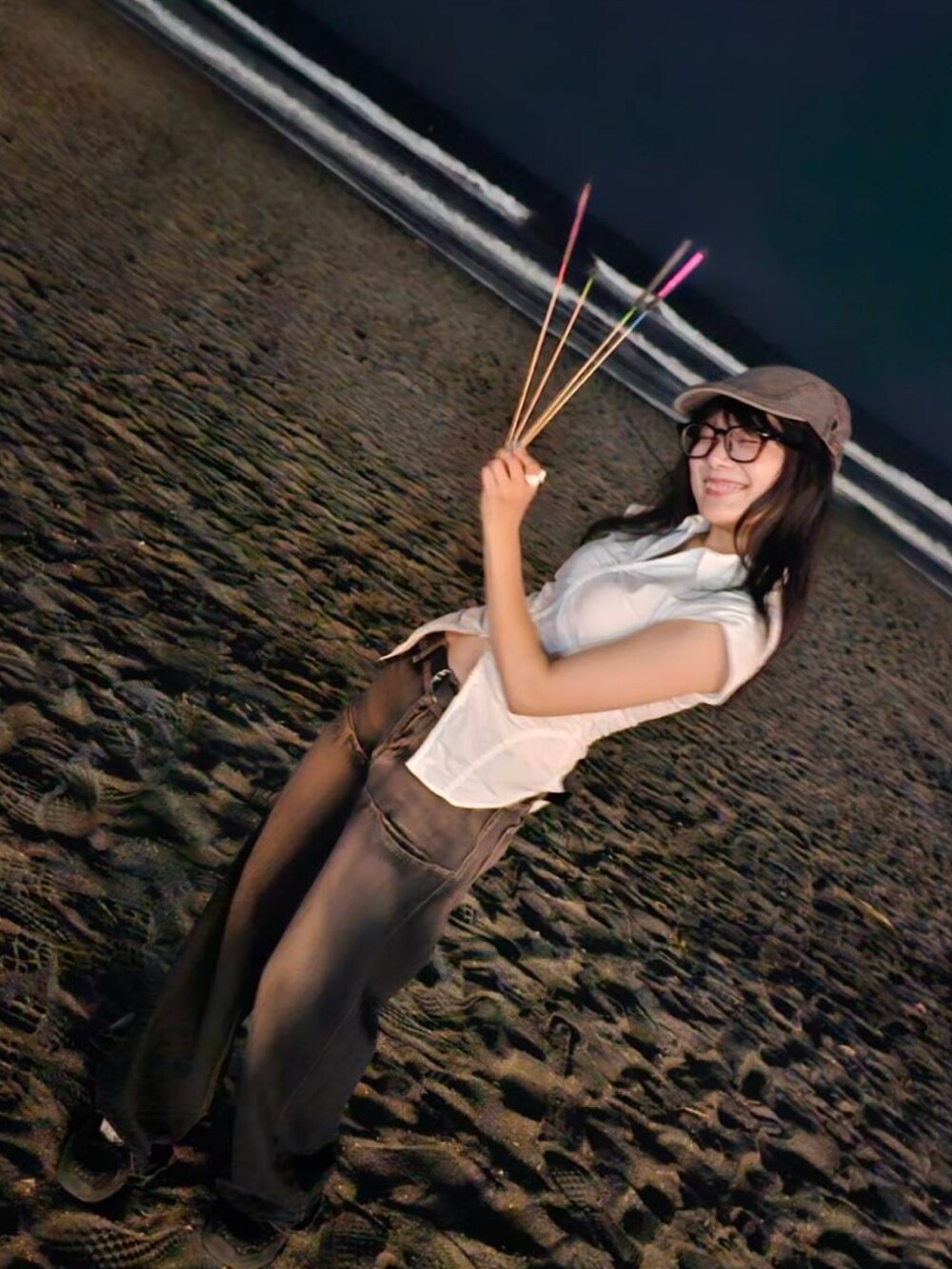 ホワイト系のシャツ/ブラウス、ブルー系のデニムパンツ、ブラック系のローファーを着用したレディースの夏コーディネートの3枚目の写真