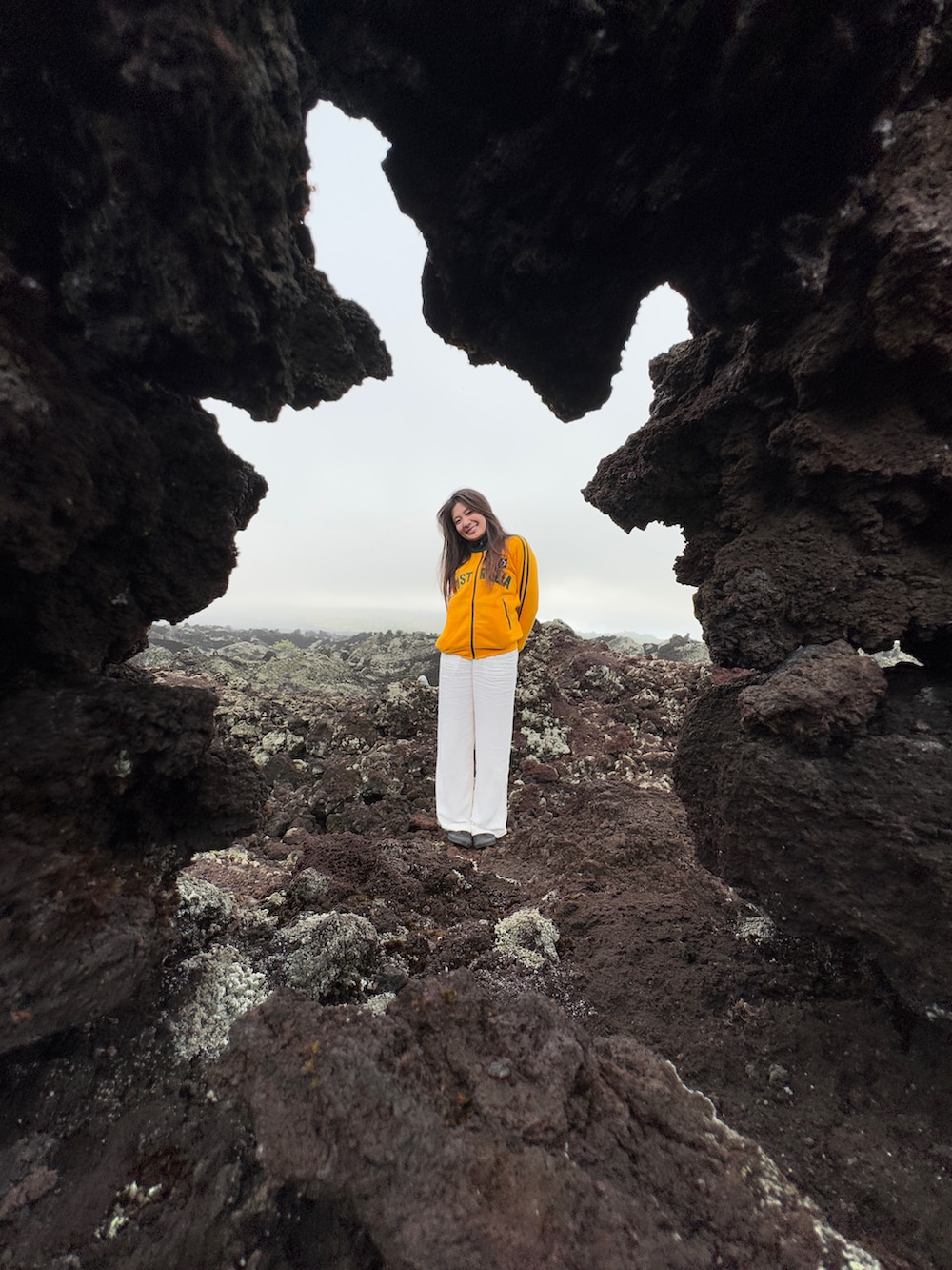 レッド系のバッグを着用したレディースの夏コーディネートの4枚目の写真