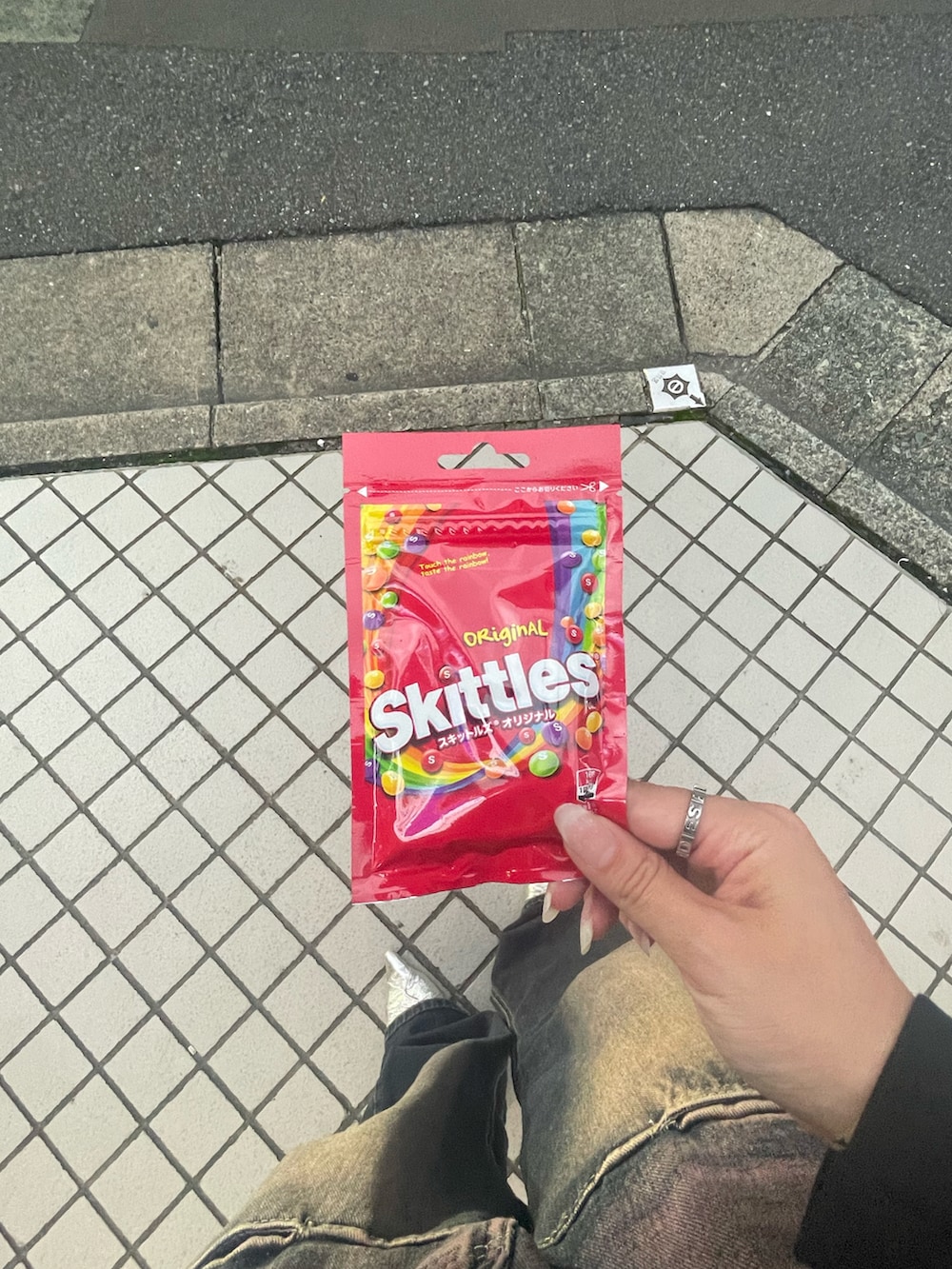 ブラック系のTシャツ/カットソー、ブルー系のデニムパンツ、シルバー系のその他シューズを着用したレディースの秋コーディネートの2枚目の写真