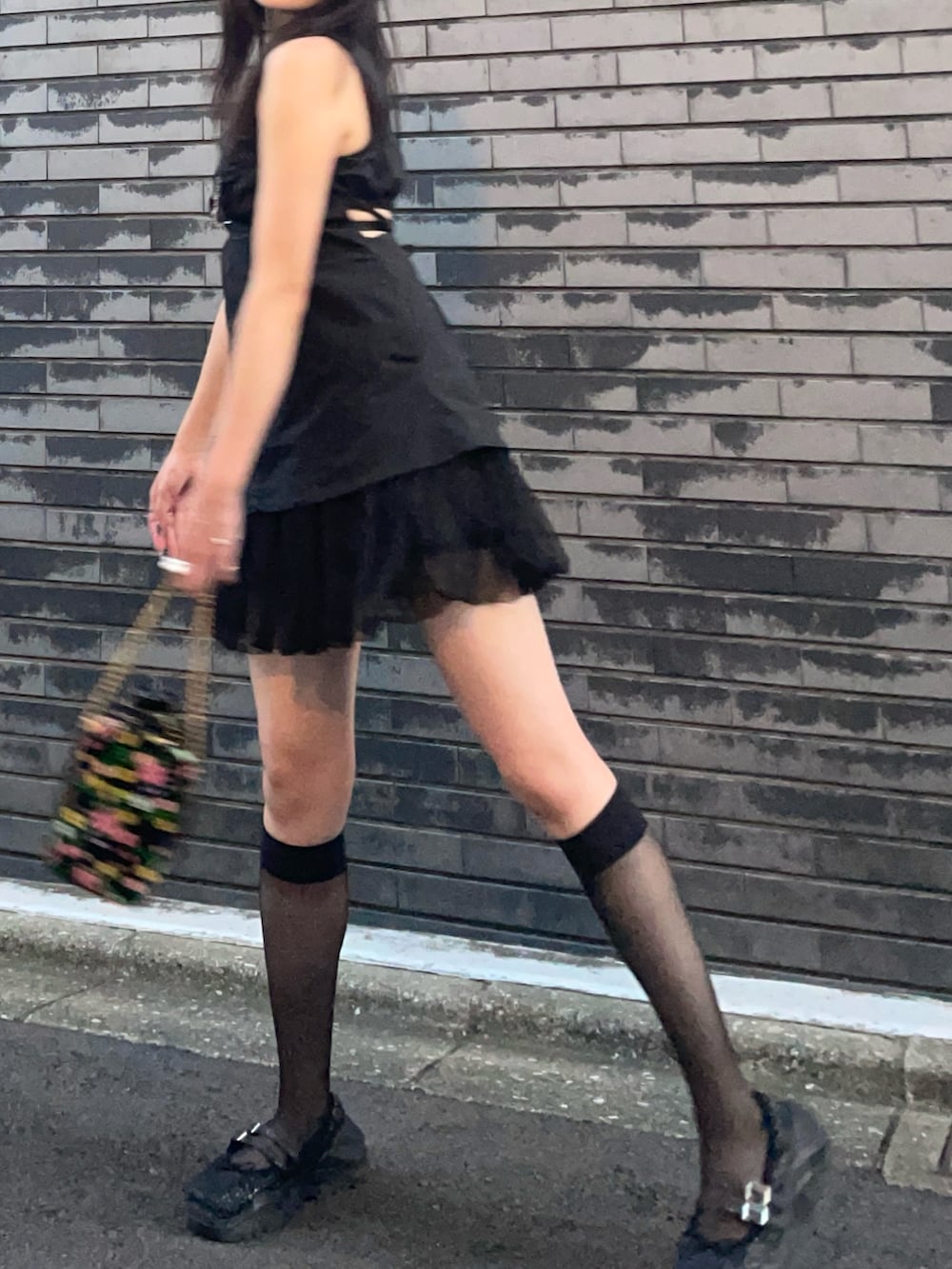 ブラック系のシャツ/ブラウス、ピンク系のショルダーバッグ、ブラック系のバレエシューズを着用したレディースの秋コーディネートの2枚目の写真