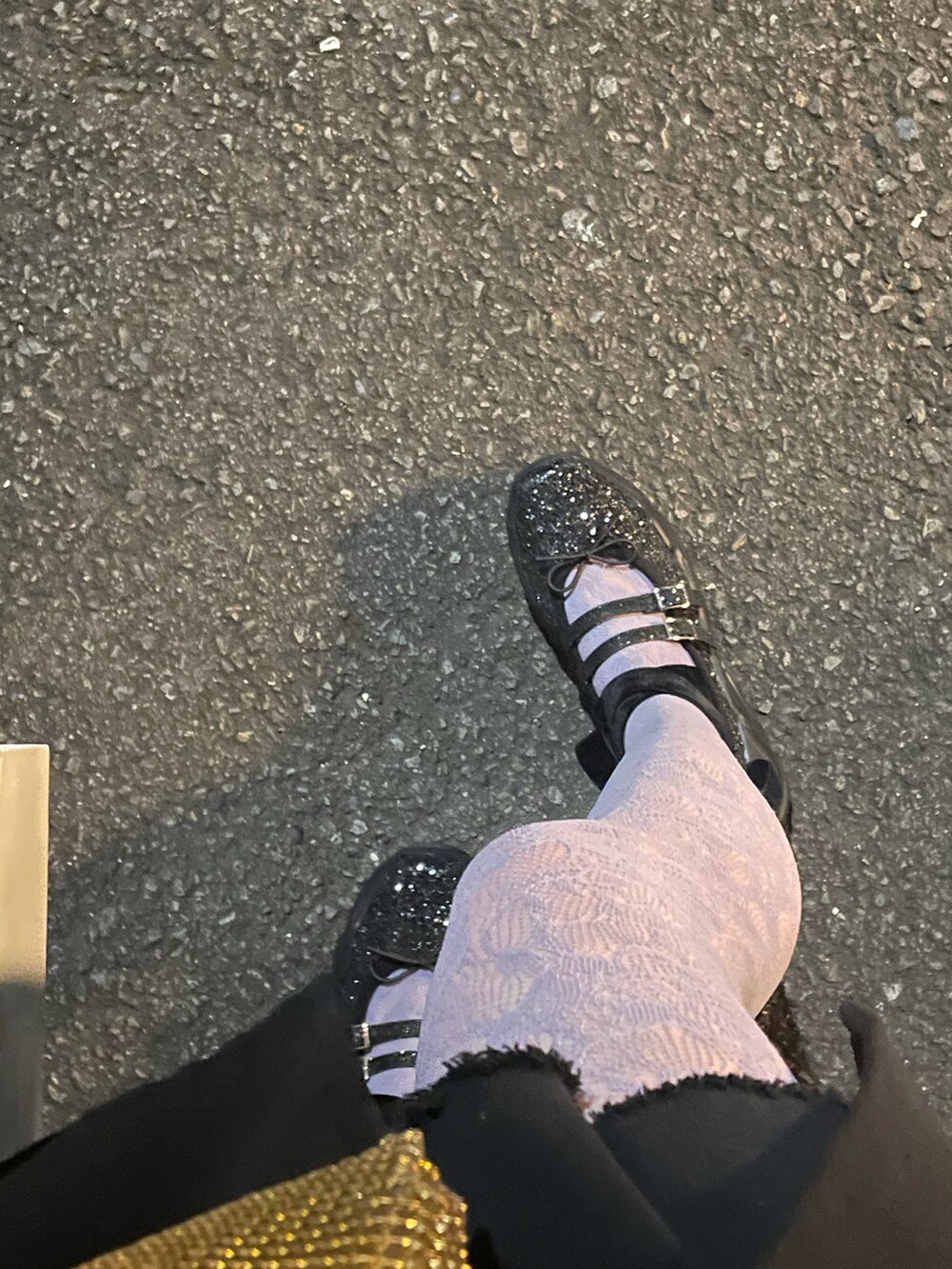 ブラック系のチェスターコート、ブラック系のローファー、シルバー系のネックレスを着用したレディースの冬コーディネートの2枚目の写真