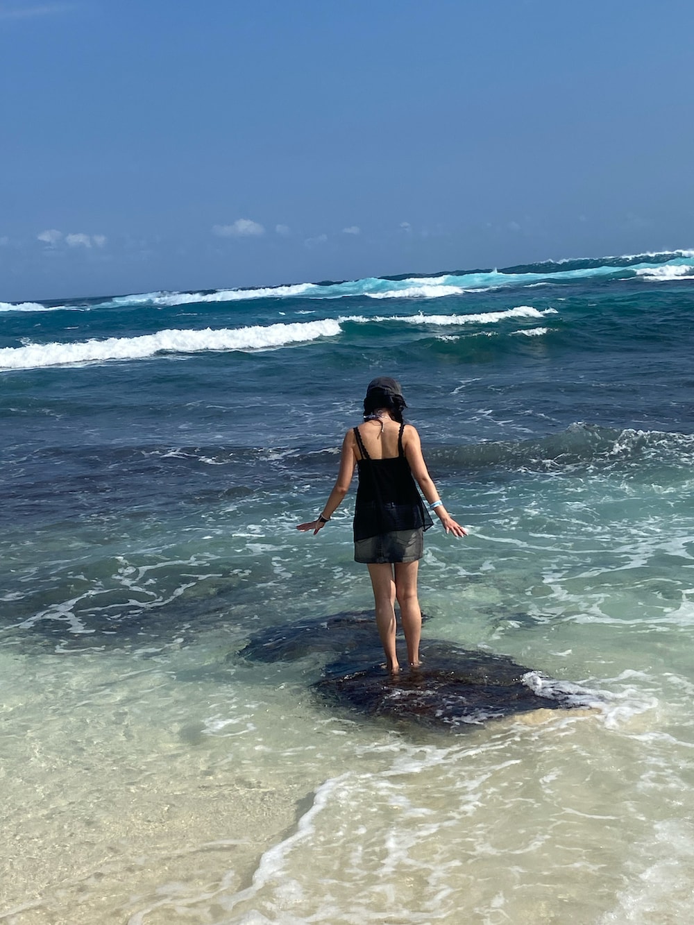 レッド系のバッグを着用したレディースの夏コーディネートの3枚目の写真