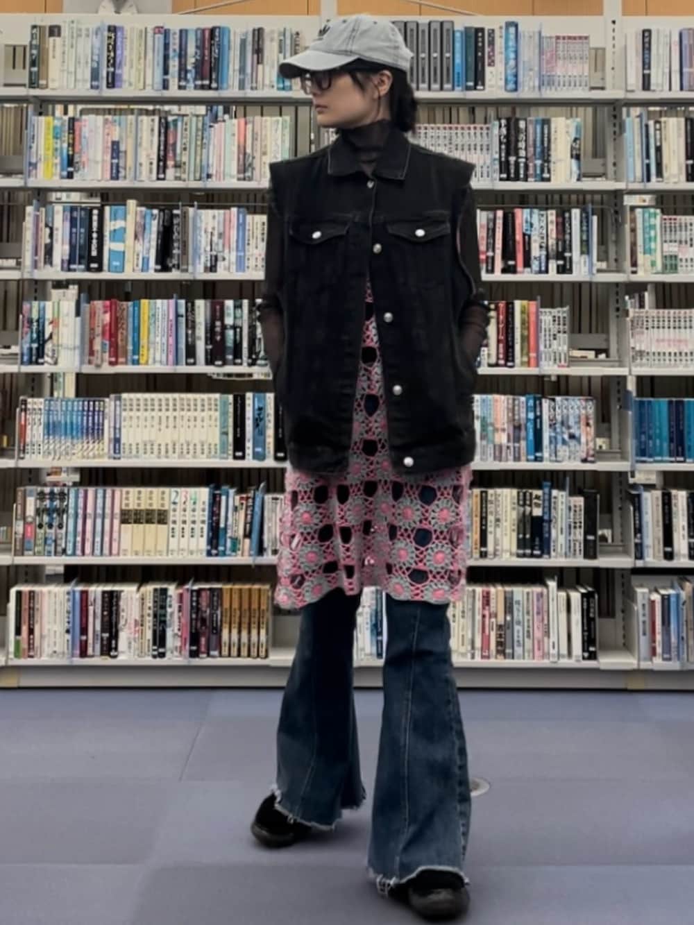 ブラック系のデニムジャケット、ブラック系のTシャツ/カットソー、ピンク系のチュニックを着用したレディースの秋コーディネートの2枚目の写真