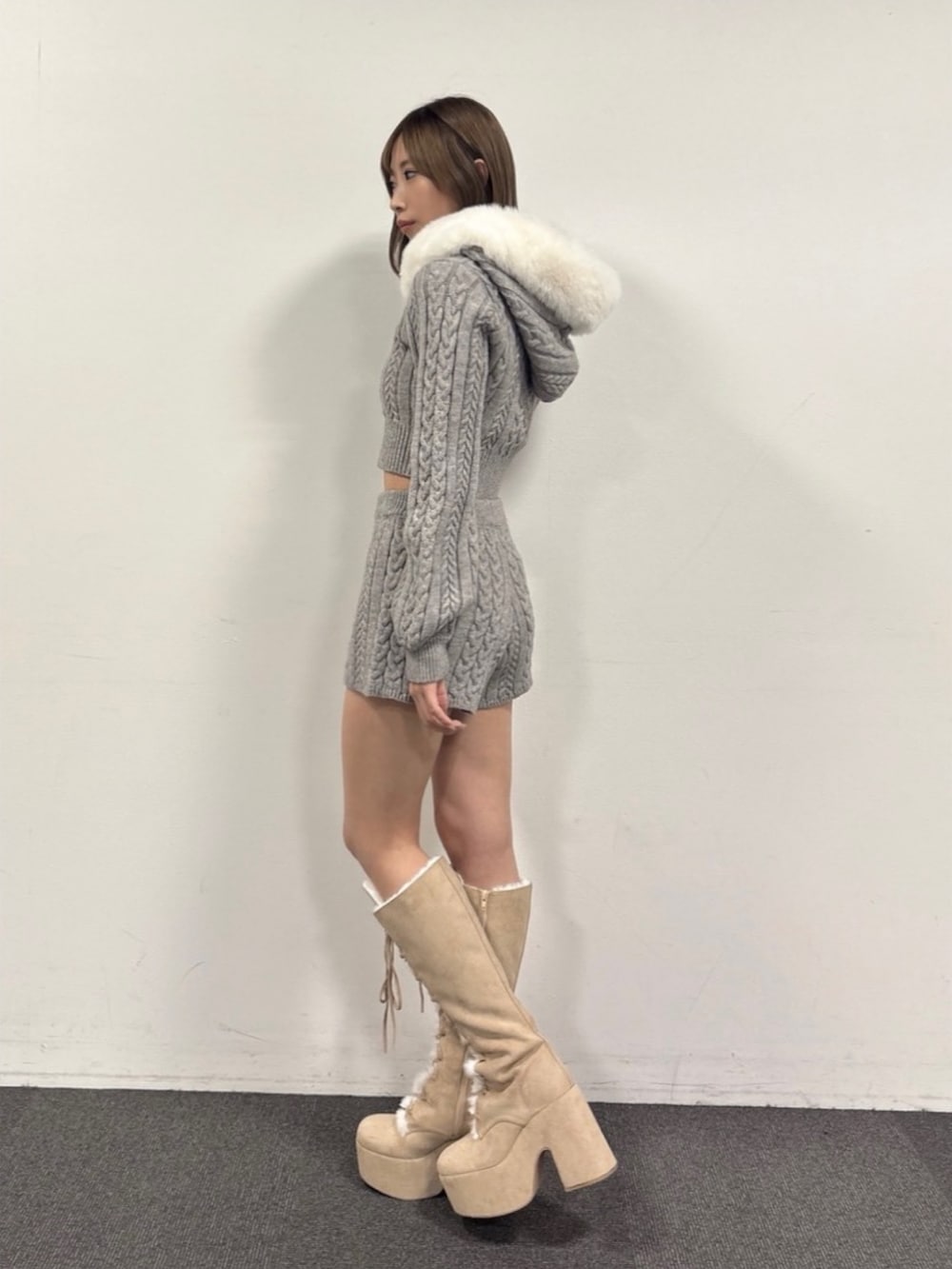 ベージュ系のブーツ、ブラウン系のハンドバッグ、グレー系のその他パンツを着用したレディースの秋コーディネートの5枚目の写真
