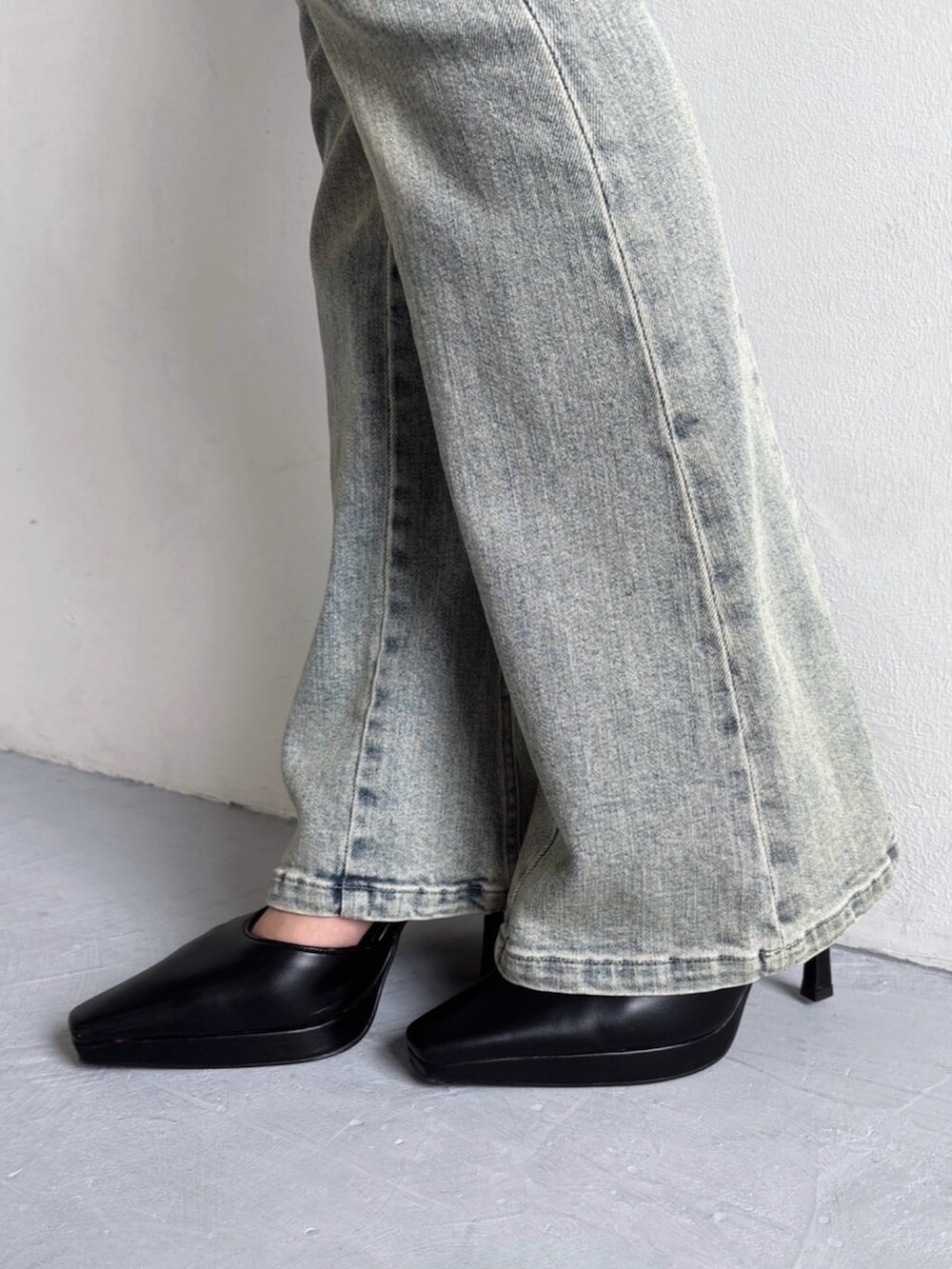 ブラック系のパンプス、ブルー系のデニムパンツ、ホワイト系のシャツ/ブラウスを着用したレディースの夏コーディネートの5枚目の写真