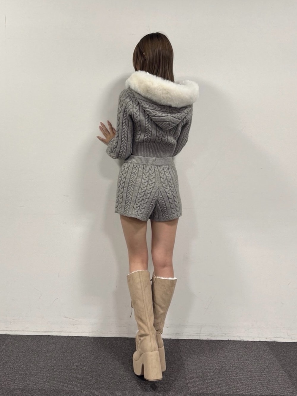 ベージュ系のブーツ、ブラウン系のハンドバッグ、グレー系のその他パンツを着用したレディースの秋コーディネートの4枚目の写真