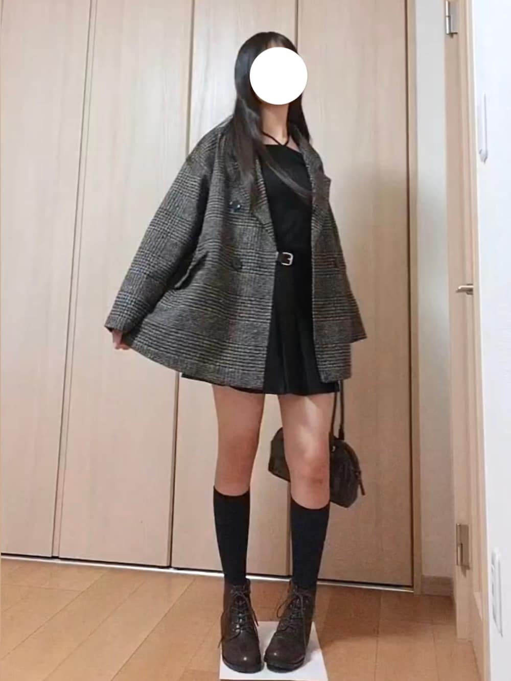 ブラック系のTシャツ/カットソー、ブラウン系のその他アウター、ブラック系のスカートを着用したレディースの秋コーディネートの2枚目の写真