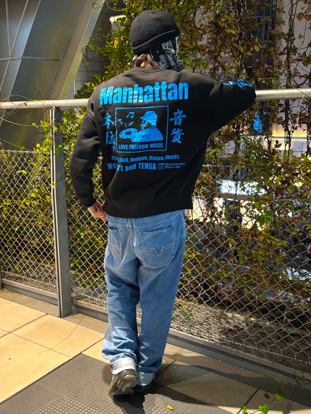 ブラック系のスウェットを着用したメンズの秋コーディネートの2枚目の写真