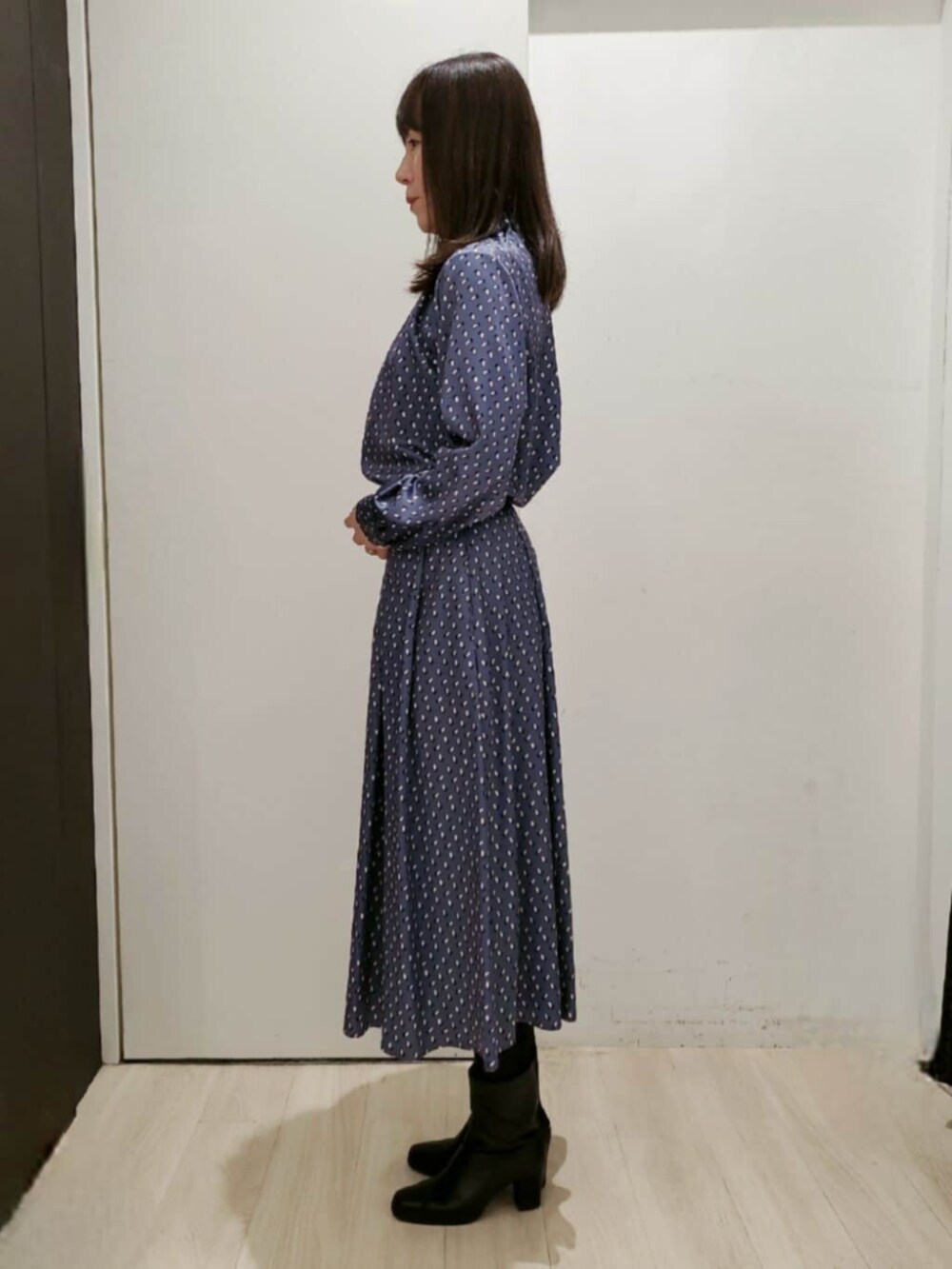 ブルー系のシャツ/ブラウス、ブルー系のスカートを着用したレディースの秋コーディネートの3枚目の写真