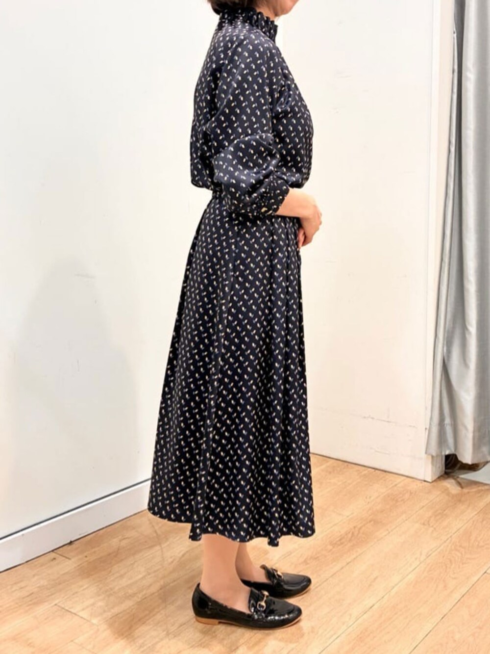 ブルー系のスカート、ブルー系のシャツ/ブラウスを着用したレディースの秋コーディネートの2枚目の写真