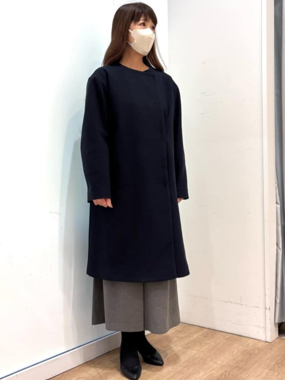 グレー系のその他パンツ、グレー系のニット/セーター、ブルー系のノーカラーコートを着用したレディースの秋コーディネートの3枚目の写真