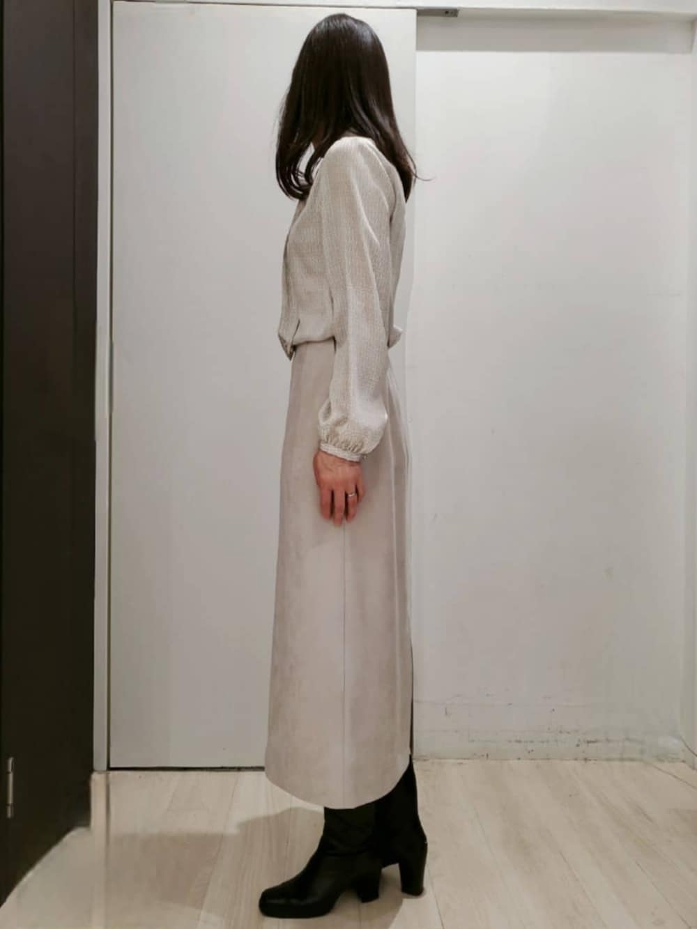 ホワイト系のシャツ/ブラウス、ベージュ系のスカートを着用したレディースの秋コーディネートの2枚目の写真