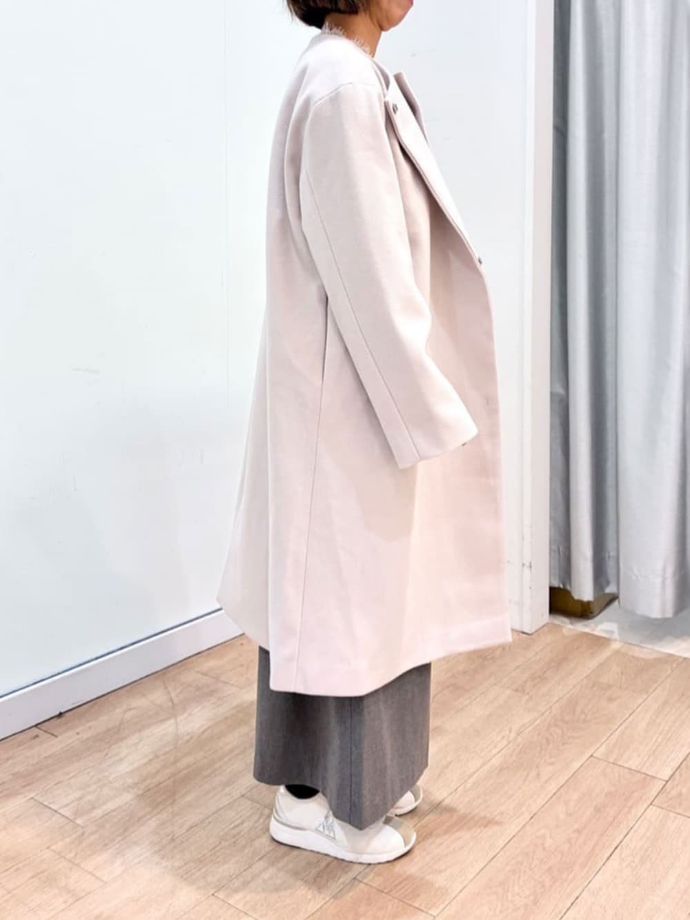 グレー系のその他パンツ、ベージュ系のノーカラーコートを着用したレディースの秋コーディネートの2枚目の写真