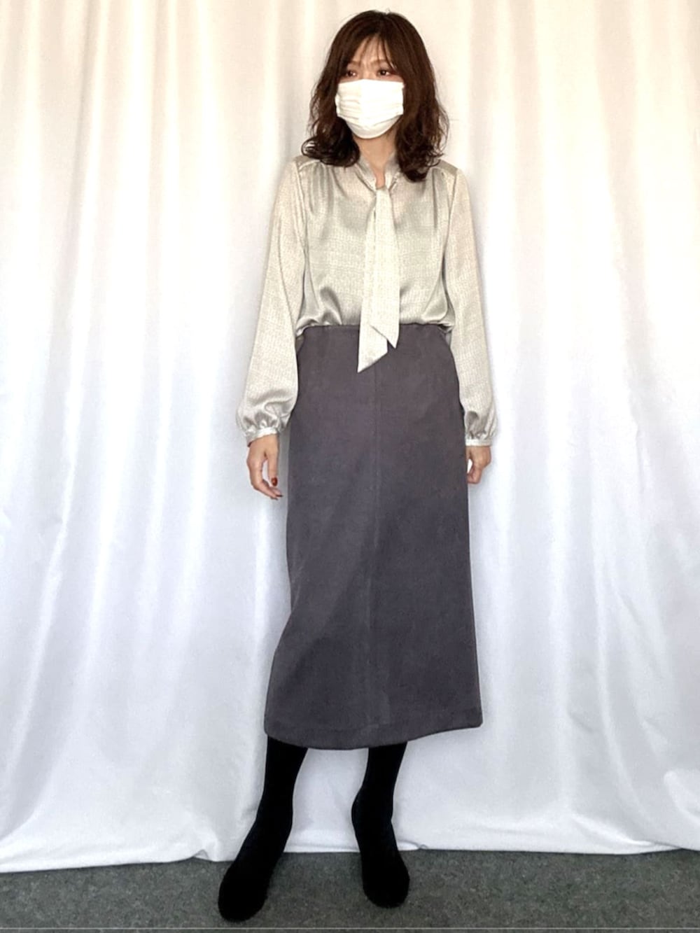 グレー系のスカート、ホワイト系のシャツ/ブラウスを着用したレディースの秋コーディネートの3枚目の写真