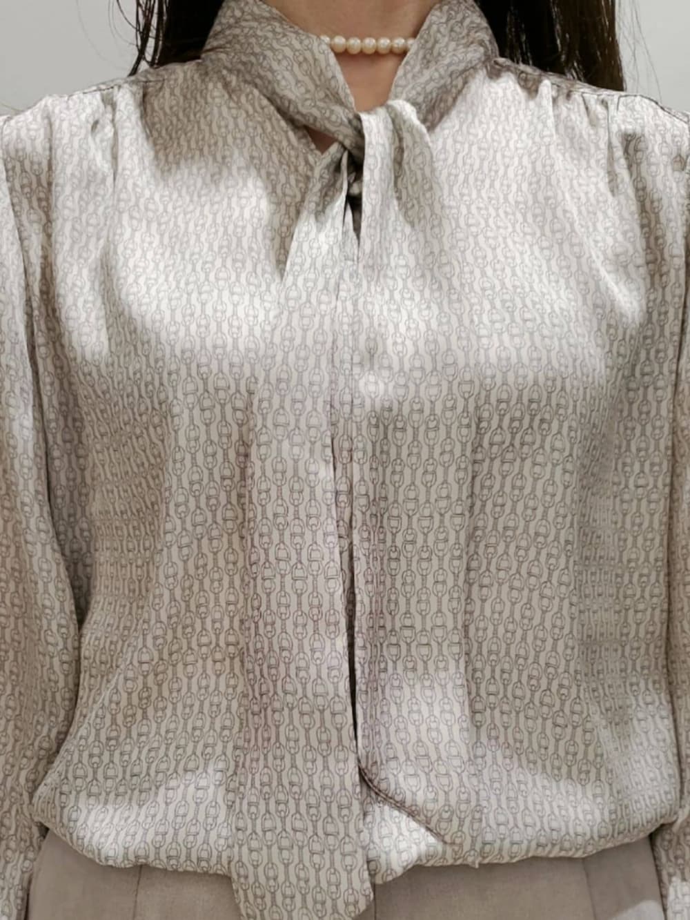 ホワイト系のシャツ/ブラウス、ベージュ系のスカートを着用したレディースの秋コーディネートの4枚目の写真