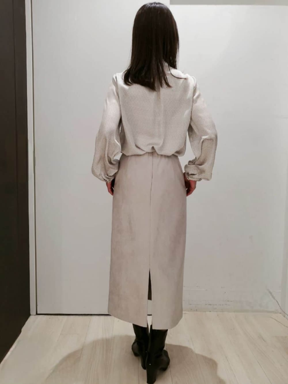 ホワイト系のシャツ/ブラウス、ベージュ系のスカートを着用したレディースの秋コーディネートの3枚目の写真