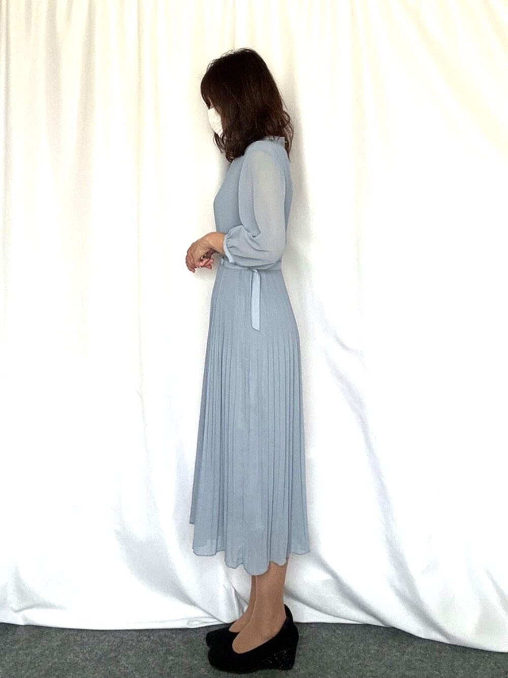 ブルー系のワンピースを着用したレディースの秋コーディネートの2枚目の写真