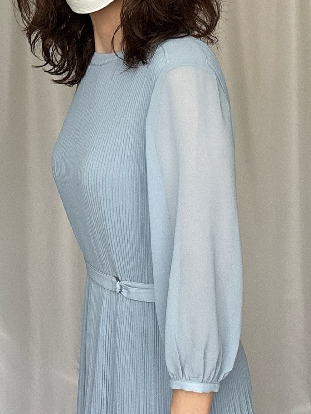 ブルー系のワンピースを着用したレディースの秋コーディネートの3枚目の写真