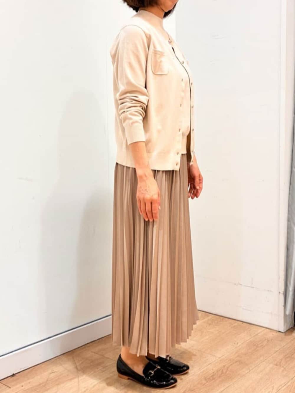 ベージュ系のスカート、ベージュ系のニット/セーターを着用したレディースの秋コーディネートの2枚目の写真