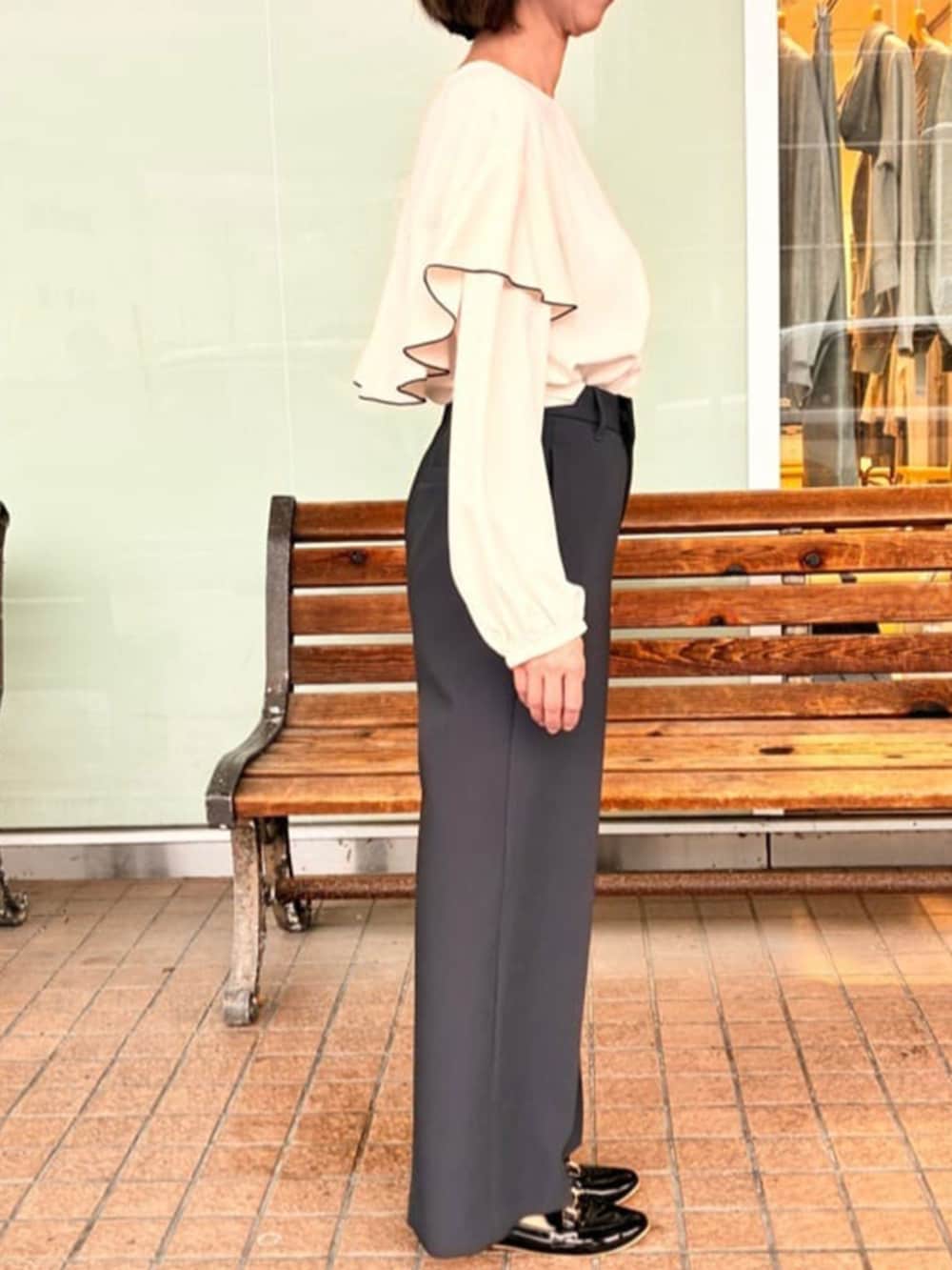 グレー系のその他パンツ、ホワイト系のシャツ/ブラウスを着用したレディースの秋コーディネートの2枚目の写真