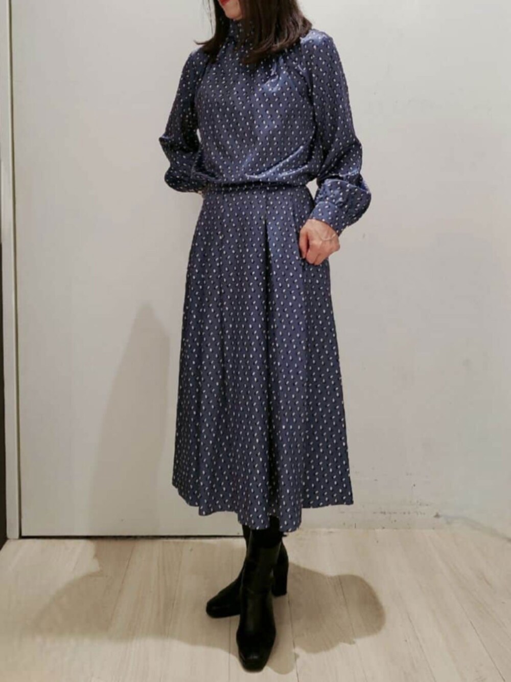 ブルー系のシャツ/ブラウス、ブルー系のスカートを着用したレディースの秋コーディネートの2枚目の写真