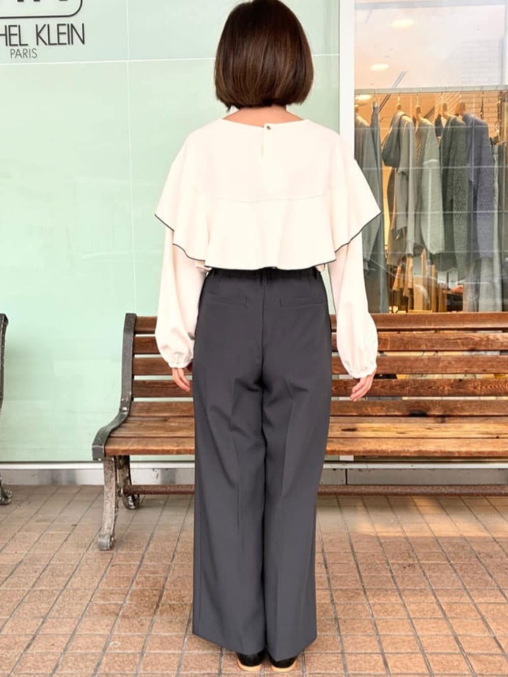 グレー系のその他パンツ、ホワイト系のシャツ/ブラウスを着用したレディースの秋コーディネートの3枚目の写真