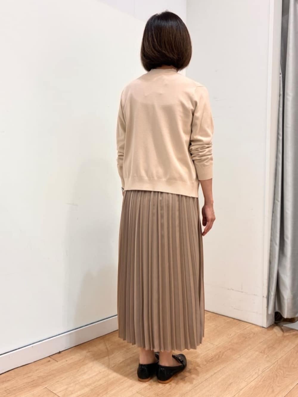 ベージュ系のスカート、ベージュ系のニット/セーターを着用したレディースの秋コーディネートの3枚目の写真