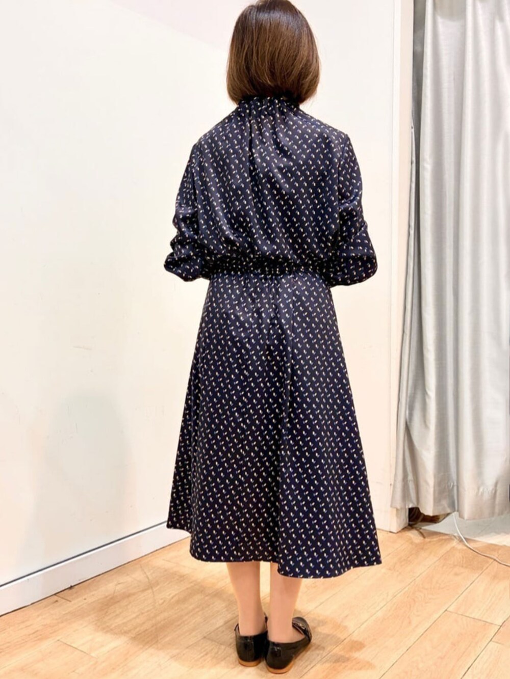 ブルー系のスカート、ブルー系のシャツ/ブラウスを着用したレディースの秋コーディネートの3枚目の写真