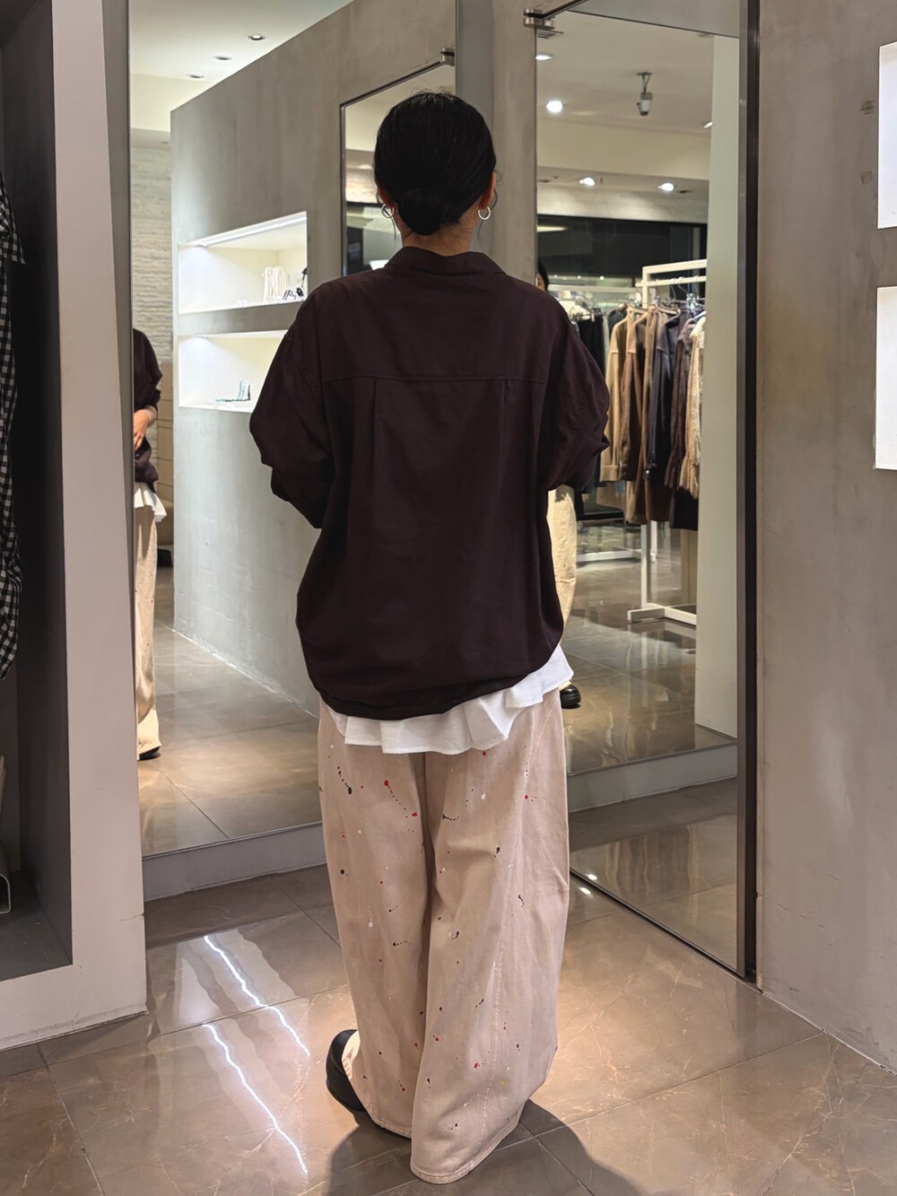 ブラウン系のシャツ/ブラウス、ホワイト系のキャミソール、ベージュ系のその他パンツを着用したレディースの秋コーディネートの3枚目の写真