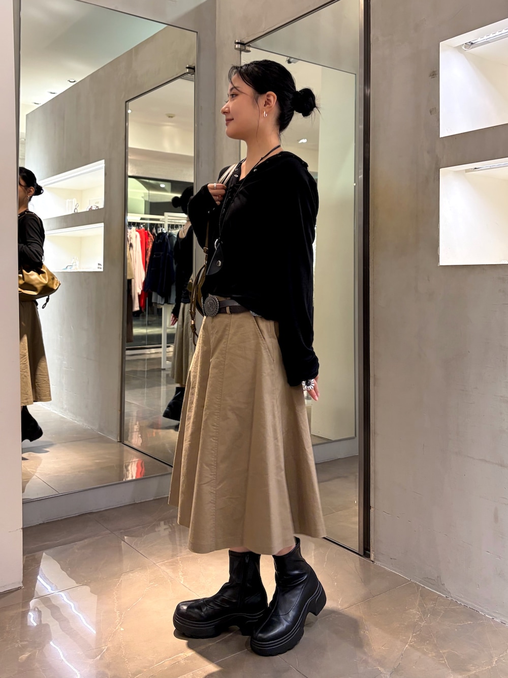 ブラック系のTシャツ/カットソー、グリーン系のトートバッグ、ベージュ系のその他パンツを着用したレディースの秋コーディネートの3枚目の写真