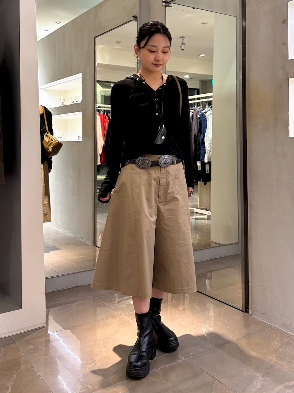ブラック系のTシャツ/カットソー、グリーン系のトートバッグ、ベージュ系のその他パンツを着用したレディースの秋コーディネートの2枚目の写真