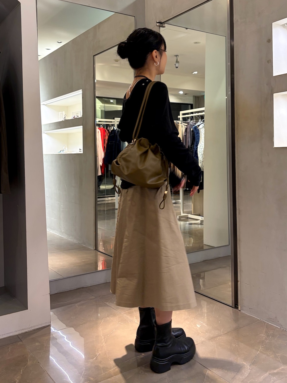 ブラック系のTシャツ/カットソー、グリーン系のトートバッグ、ベージュ系のその他パンツを着用したレディースの秋コーディネートの4枚目の写真