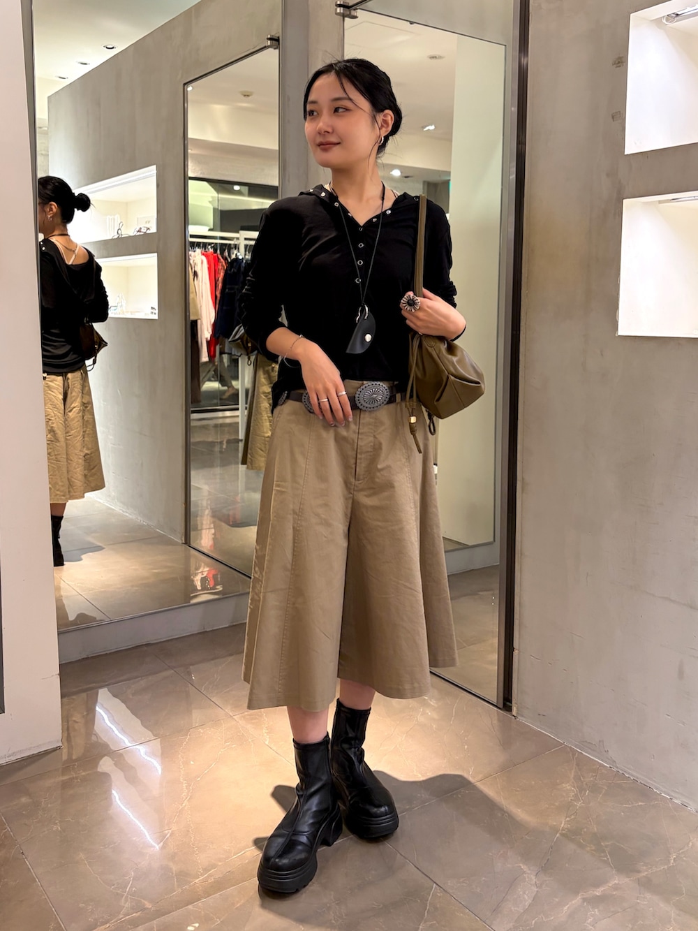 ブラック系のTシャツ/カットソー、グリーン系のトートバッグ、ベージュ系のその他パンツを着用したレディースの秋コーディネートの5枚目の写真
