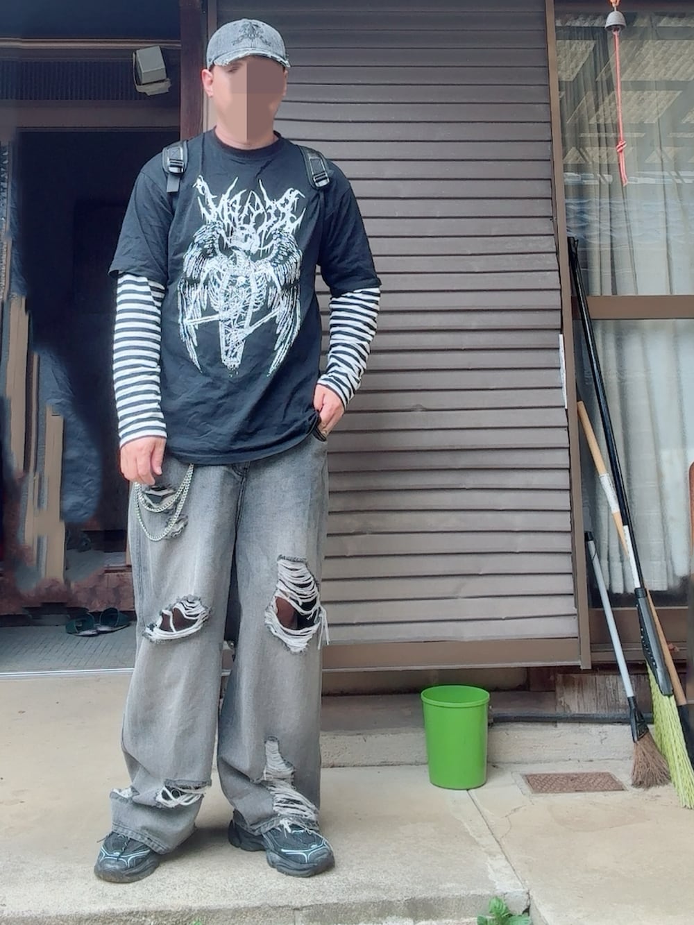 ブラック系のデニムパンツ、ブラック系のTシャツ/カットソー、グレー系のキャップを着用したメンズの夏コーディネートの2枚目の写真
