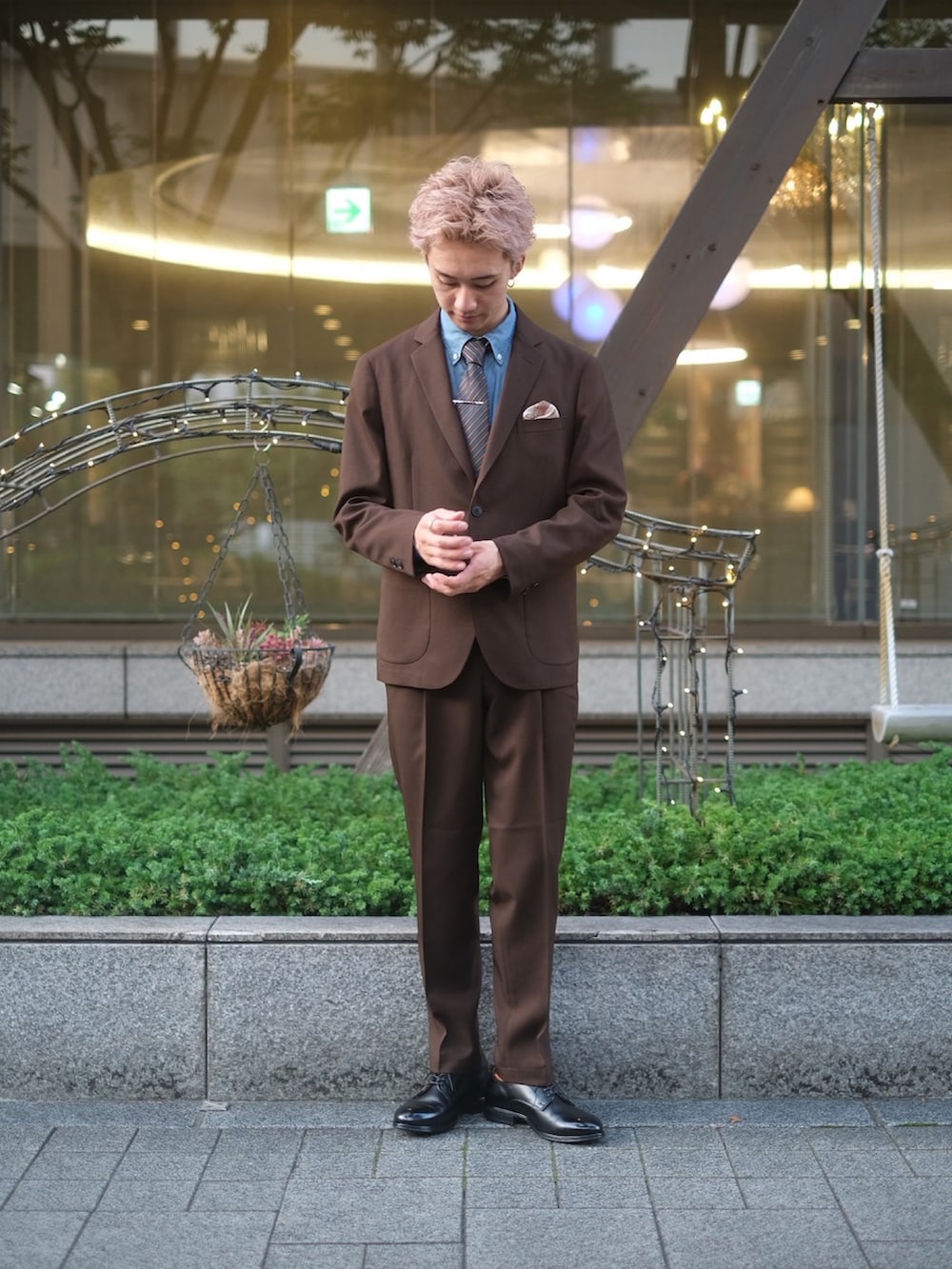 ブラウン系のその他アウター、ブラウン系のその他パンツ、ブルー系のシャツ/ブラウスを着用したメンズの秋コーディネートの2枚目の写真