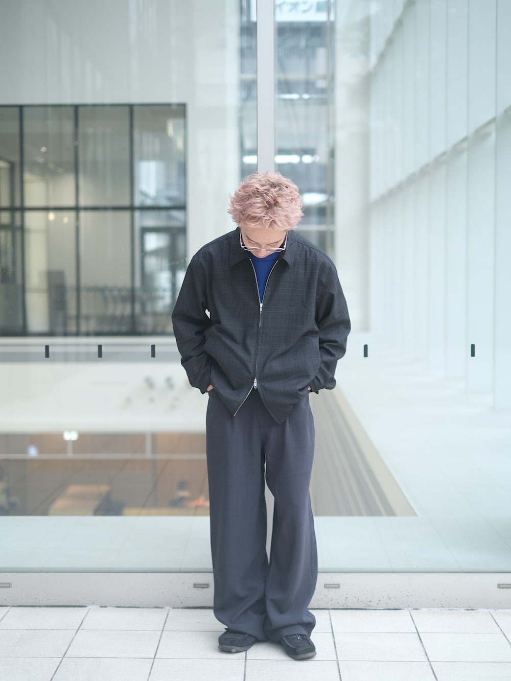 ブルー系のその他パンツ、その他のブルゾン、ブルー系のニット/セーターを着用したメンズの秋コーディネートの2枚目の写真