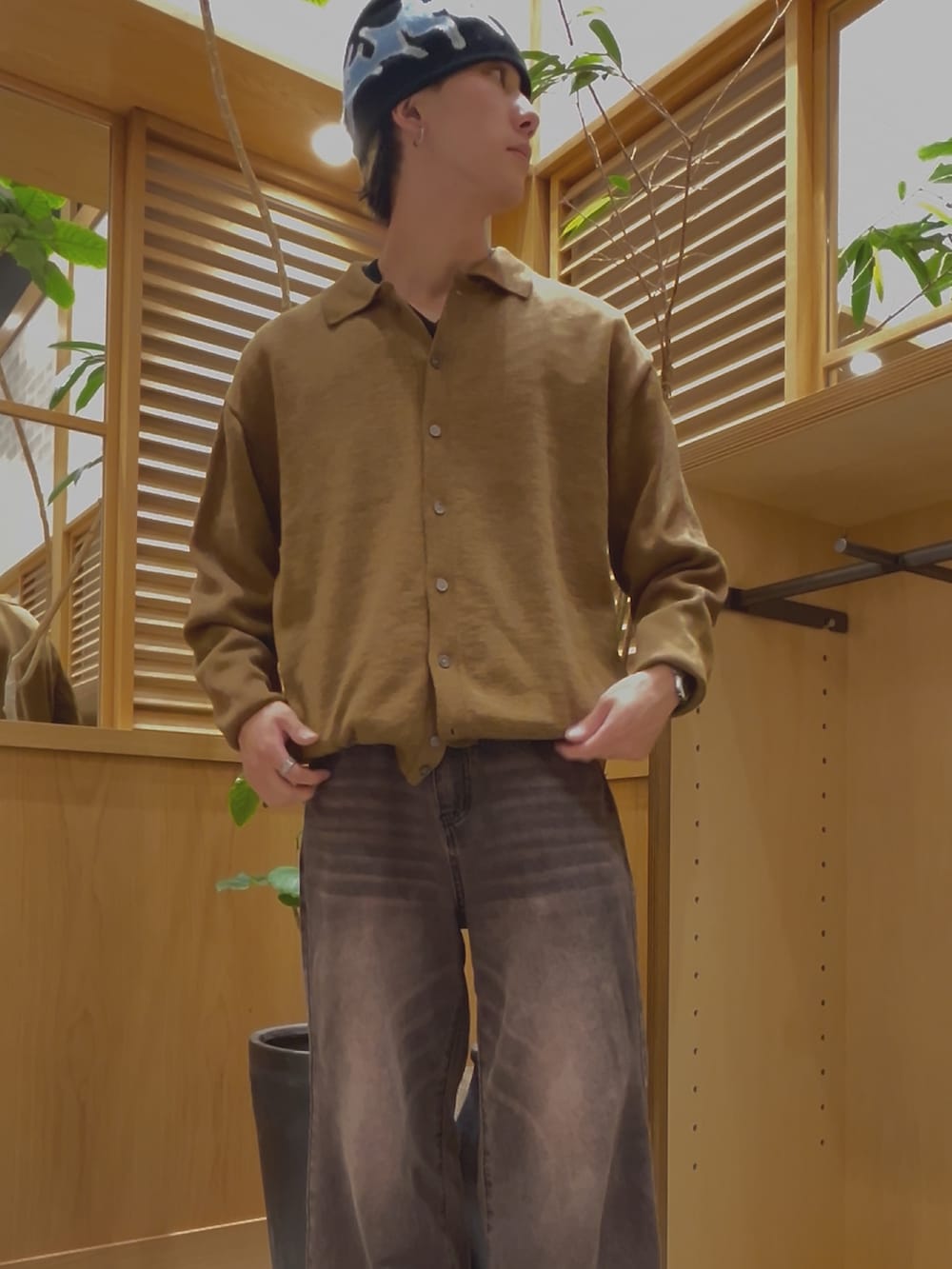 ブラウン系のカーディガン/ボレロを着用したメンズの夏コーディネートの2枚目の写真