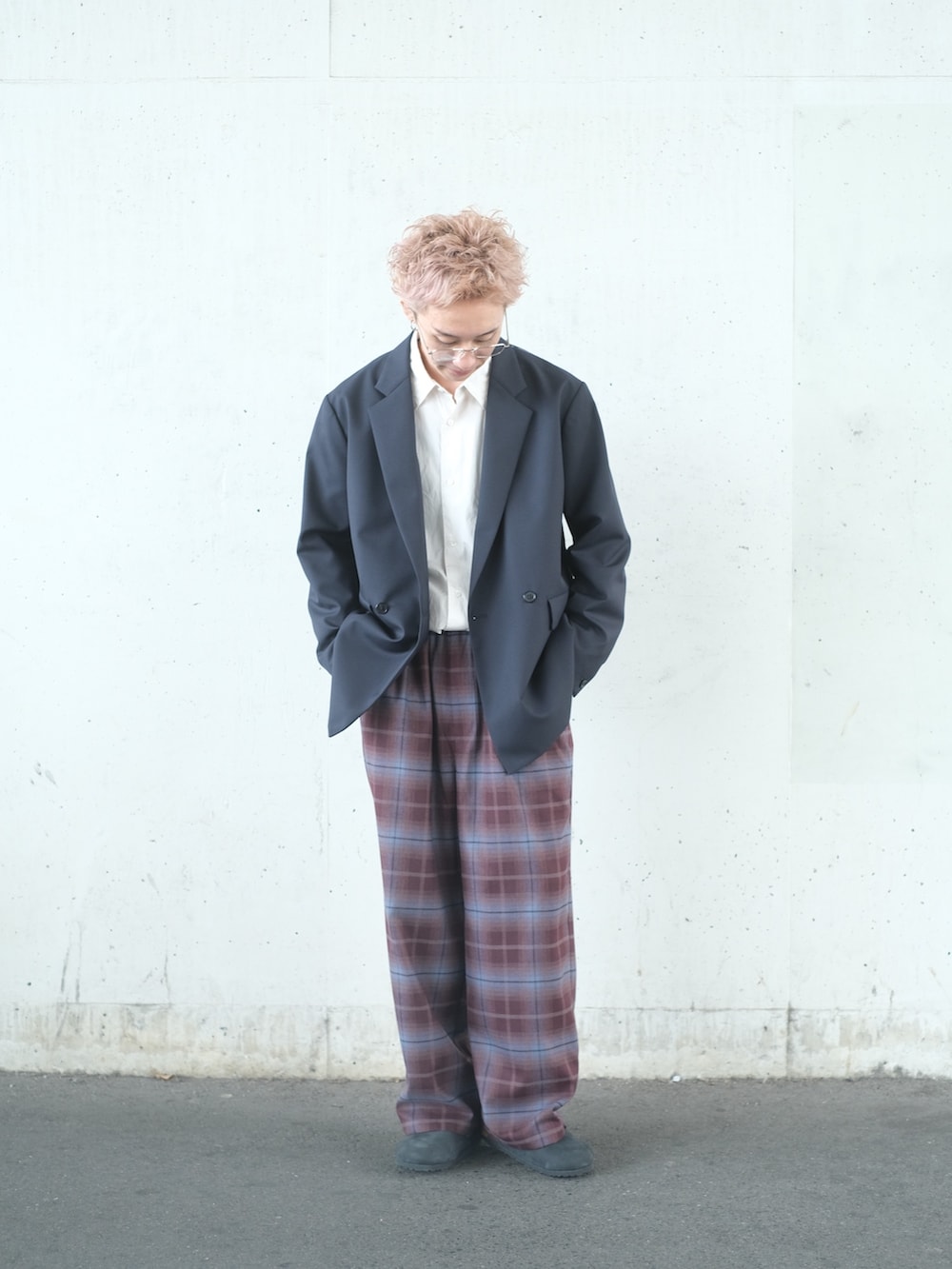 ブルー系のその他アウター、グレー系のシャツ/ブラウス、パープル系のその他パンツを着用したメンズの秋コーディネートの2枚目の写真