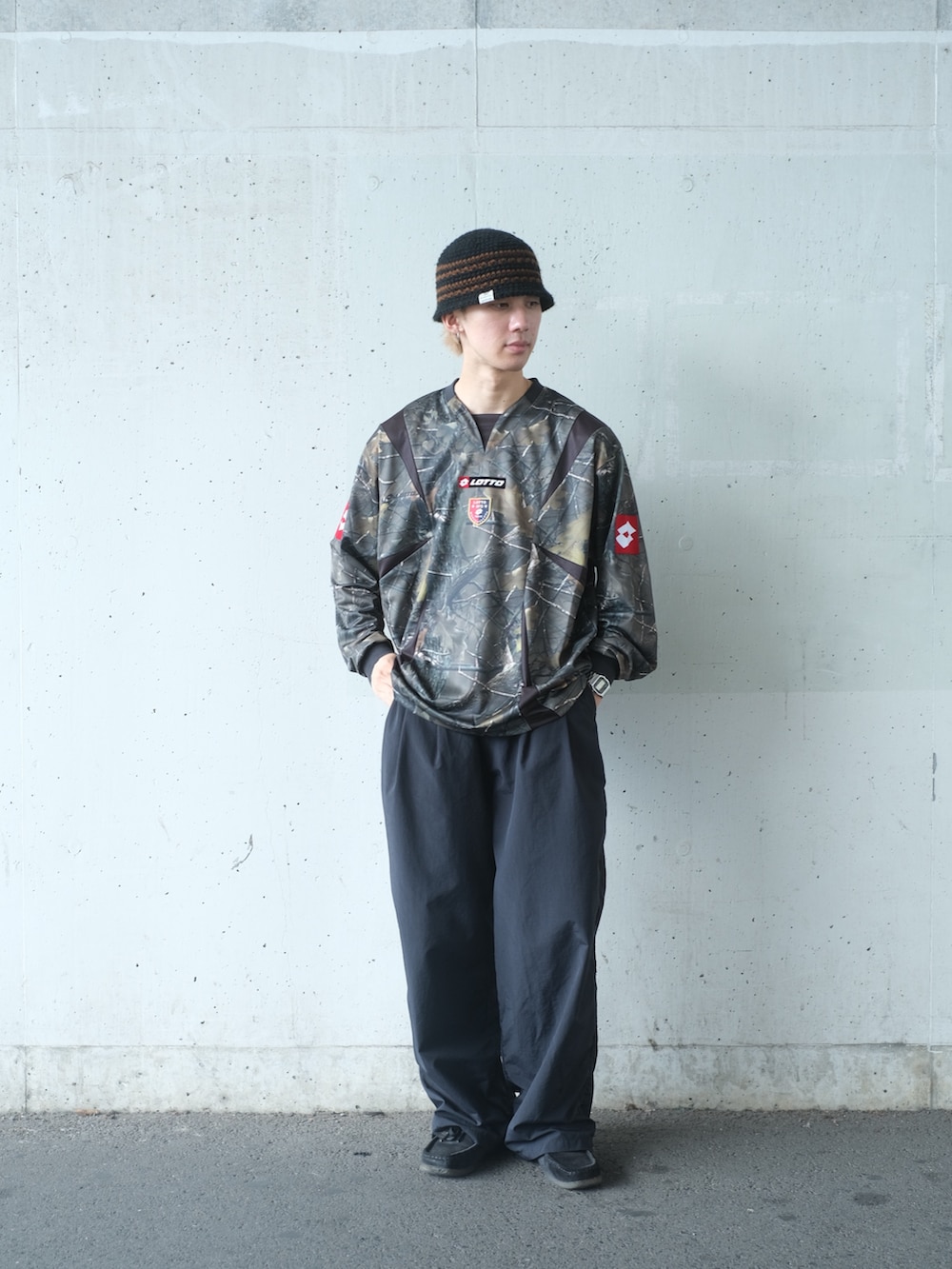 その他のTシャツ/カットソーを着用したメンズの秋コーディネートの2枚目の写真