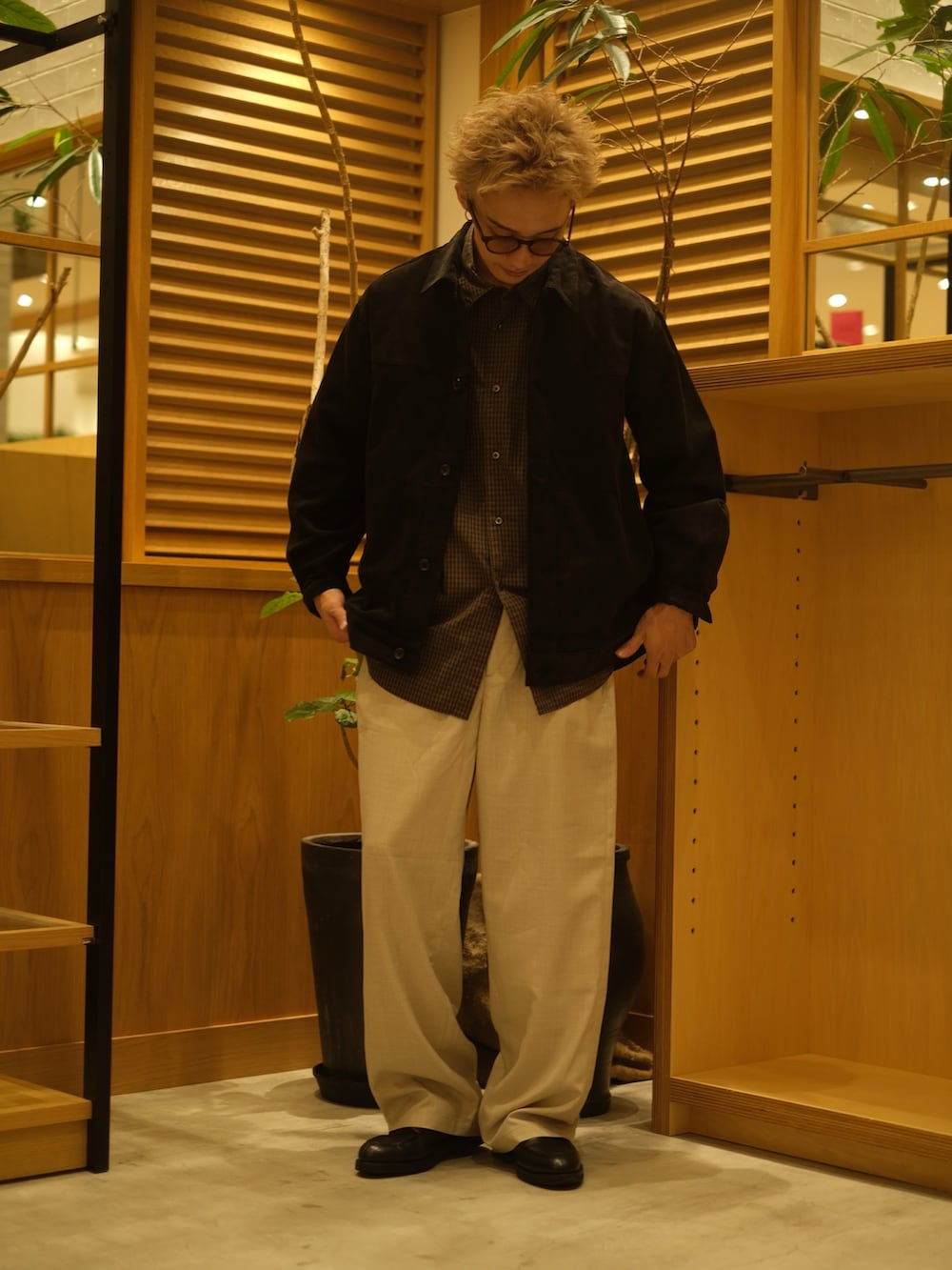 ブラック系のジャケット/アウター、ブラウン系のシャツ/ブラウス、ベージュ系のその他パンツを着用したメンズの秋コーディネートの2枚目の写真