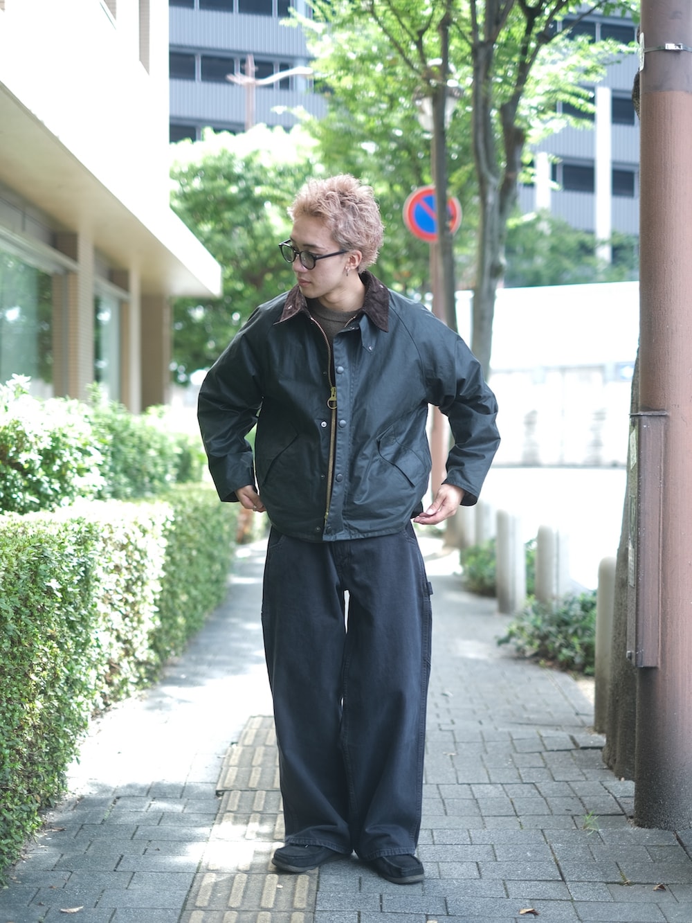 ブラック系のデニムパンツ、ブラウン系のニット/セーター、グリーン系のブルゾンを着用したメンズの秋コーディネートの2枚目の写真