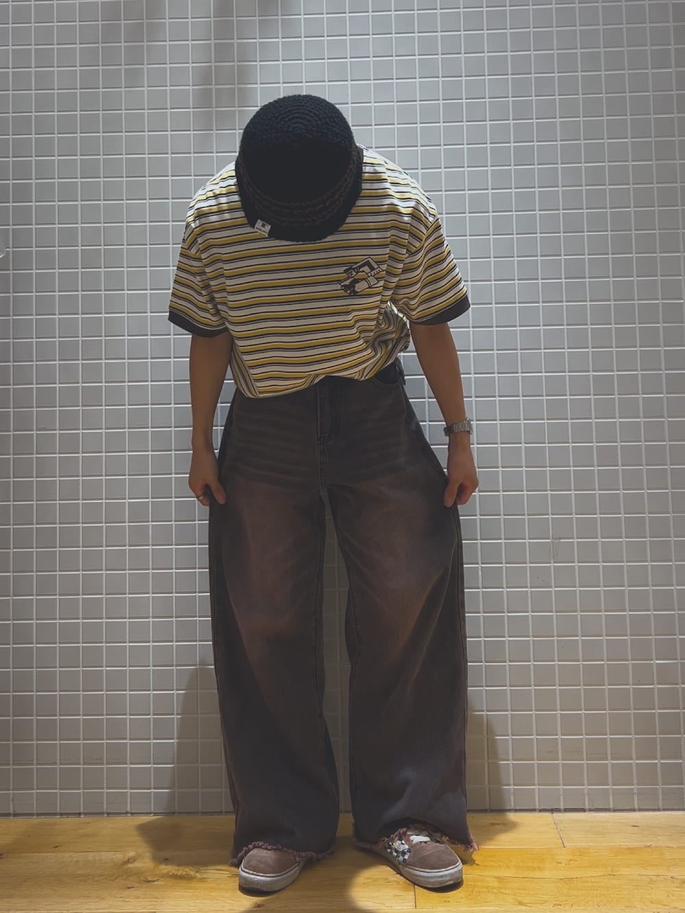 イエロー系のTシャツ/カットソーを着用したメンズの夏コーディネートの2枚目の写真
