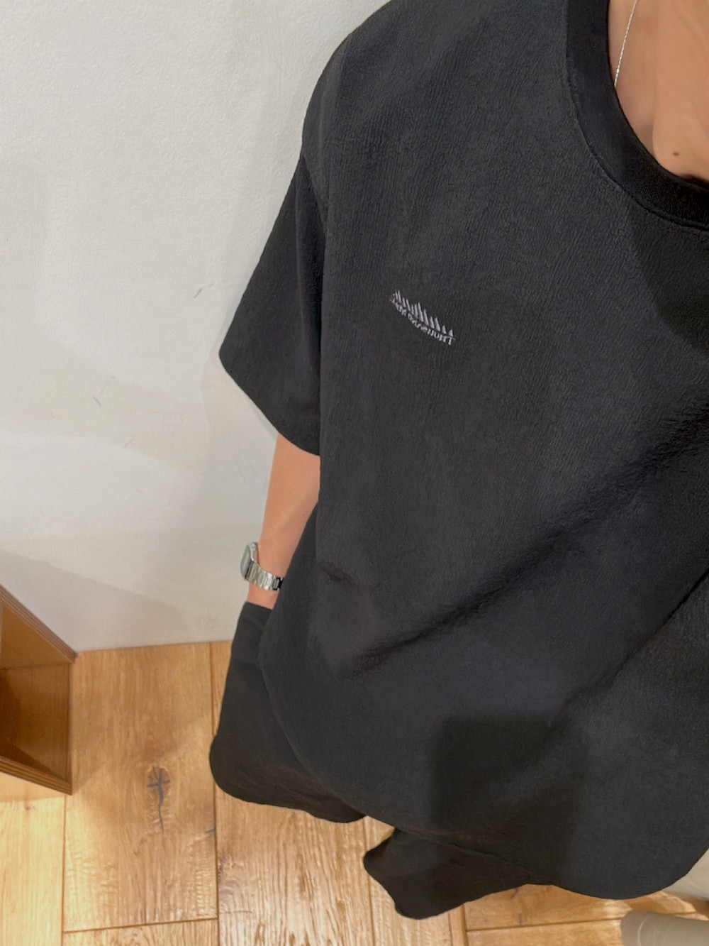 ブラック系のTシャツ/カットソー、ブラック系のその他パンツを着用したメンズの夏コーディネートの2枚目の写真