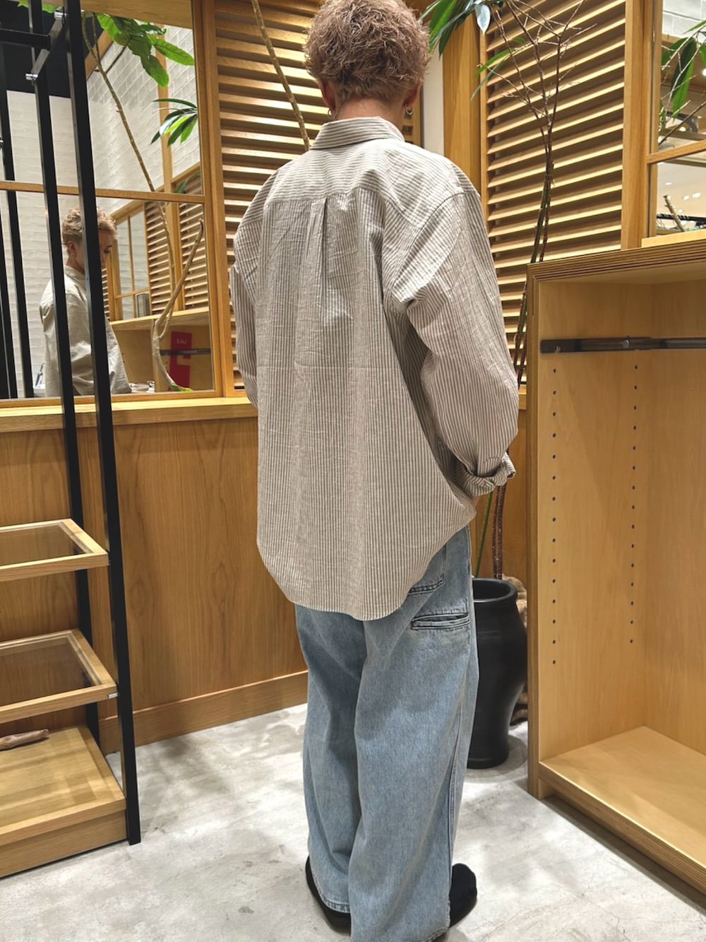 ベージュ系のシャツ/ブラウス、ブルー系のデニムパンツ、ブラック系のトートバッグを着用したメンズの秋コーディネートの5枚目の写真