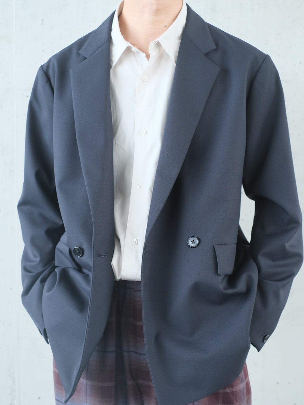 ブルー系のその他アウター、グレー系のシャツ/ブラウス、パープル系のその他パンツを着用したメンズの秋コーディネートの3枚目の写真