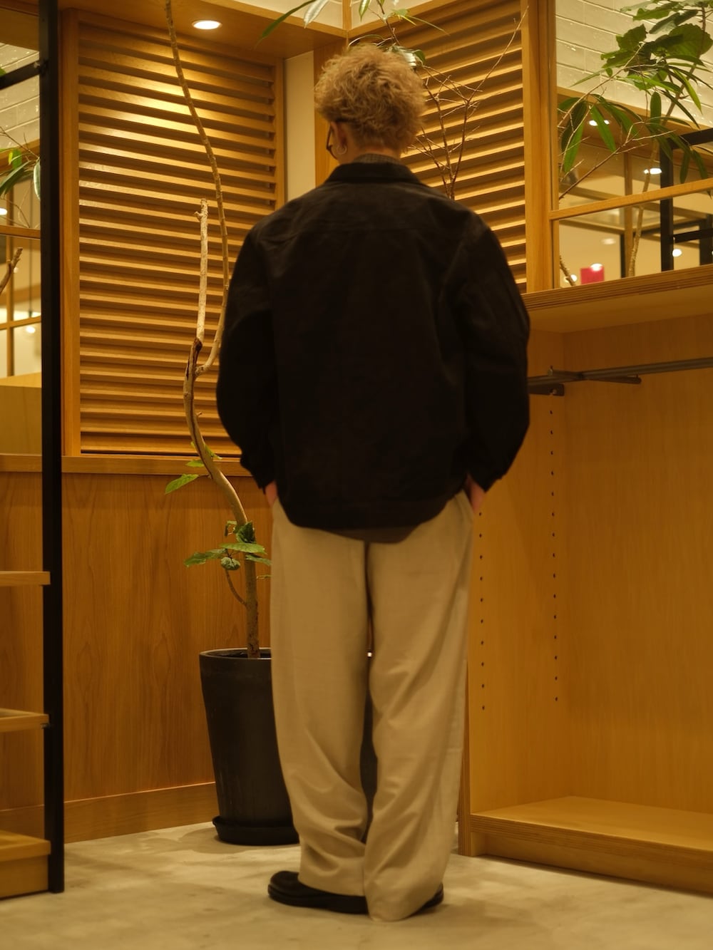 ブラック系のジャケット/アウター、ブラウン系のシャツ/ブラウス、ベージュ系のその他パンツを着用したメンズの秋コーディネートの4枚目の写真